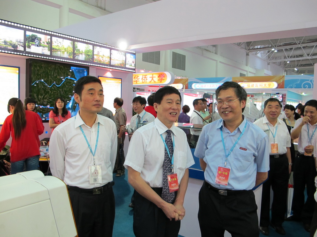 郑传芳书记到J9·九游会「中国」官方网站展馆指导