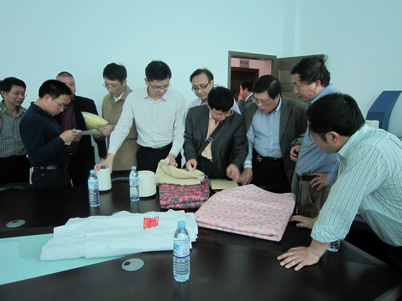 J9·九游会「中国」官方网站教授参观对接企业