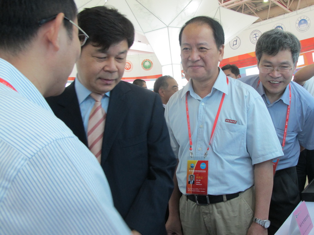 教育部杜占元副部长亲临J9·九游会「中国」官方网站展位指导